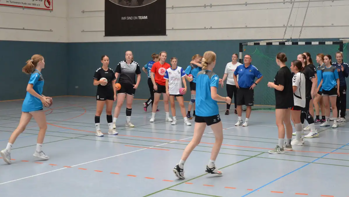 beim handball camp in hude mit dem ehemaligen bundesliga und bundestrainer dago leukefeld lernten di